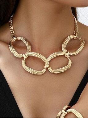 Valoura Oversized Gold Choker Necklace